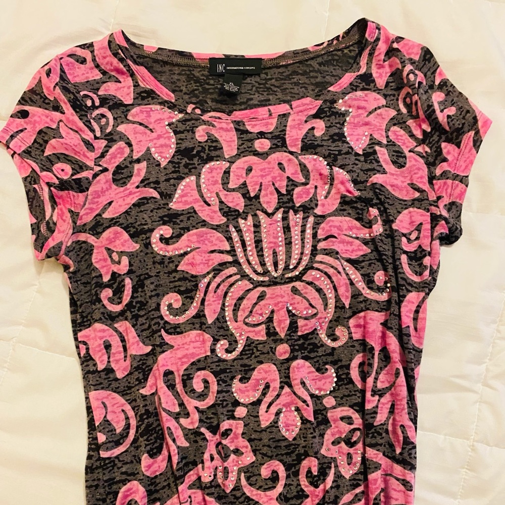 Gray and pink t-shirt